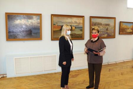Саратовская область. Ольга Алимова вручила почётную грамоту коллективу Энгельсского краеведческого музея