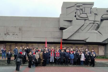 Севастопольские коммунисты отметили 103-ю годовщину рождения Советской армии и Военно-Морского Флота