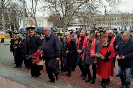 Севастопольские коммунисты отметили 103-ю годовщину рождения Советской армии и Военно-Морского Флота
