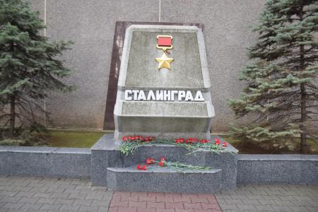 Севастопольские коммунисты, комсомольцы и члены ССО им. Кузнецова возложили цветы к стеле Сталинград на аллее городов-героев
