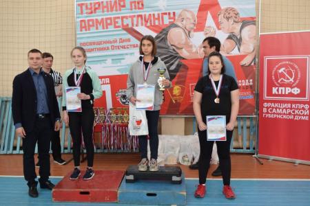 В Самарской области прошел турнир по армрестлингу, посвященный Дню Советской армии и Военно-морского флота