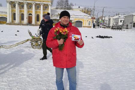 Кострома. Цветы от коммунистов для прекрасных дам