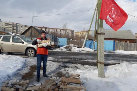 Тюменские коммунисты помогают малоимущим пенсионерам