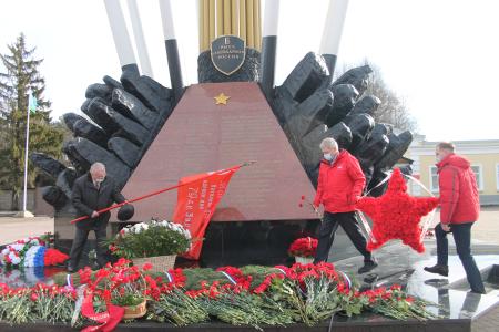Коммунисты Пскова почтили память бойцов Шестой роты