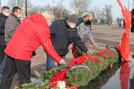 Коммунисты Пскова почтили память бойцов Шестой роты