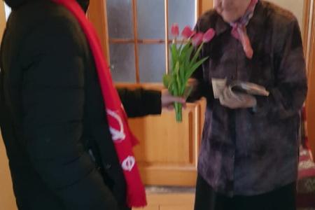 Калужские коммунисты поздравили женщин-ветеранов  с праздником 8 Марта