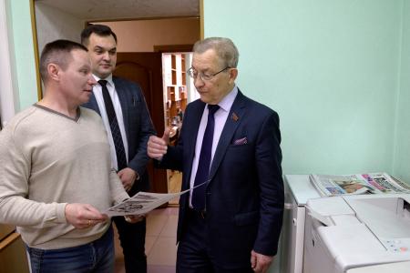 В.Г. Поздняков подарил принтер редакции газеты "Забайкальский рабочий"