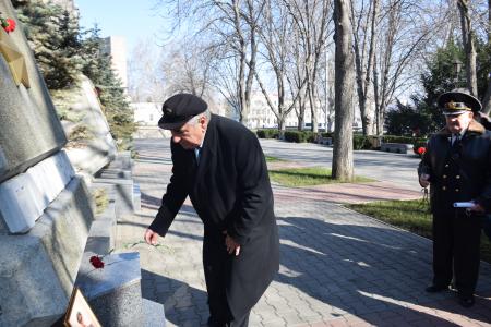 Севастопольские коммунисты возложили цветы к стеле «Сталинград»