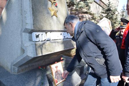 Севастопольские коммунисты возложили цветы к стеле «Сталинград»