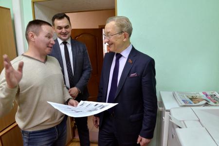 В.Г. Поздняков подарил принтер редакции газеты "Забайкальский рабочий"