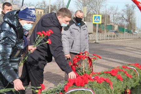 Коммунисты Пскова почтили память бойцов Шестой роты