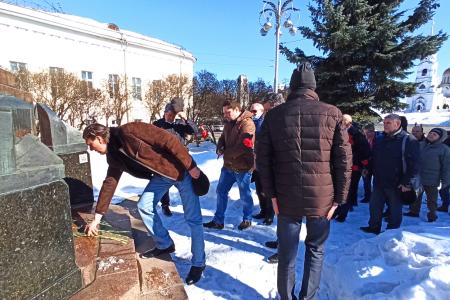 Коммунисты Владимирской области возложили цветы к памятнику В.И. Ленину