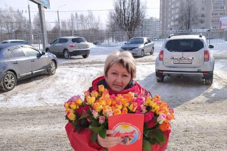 Кострома. Цветы от коммунистов для прекрасных дам