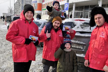 Кострома. Цветы от коммунистов для прекрасных дам