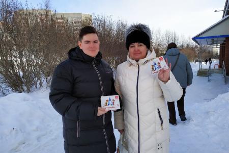 Свердловские коммунисты поздравили женщин с 8 марта