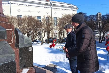 Коммунисты Владимирской области возложили цветы к памятнику В.И. Ленину