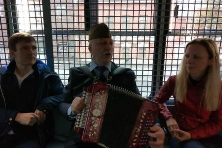 Руководитель фракции КПРФ в Мосгордуме Николай Зубрилин выиграл суд у полиции за задержание с гармонью в День Победы