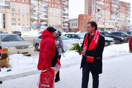 Свердловские коммунисты поздравили женщин с 8 марта