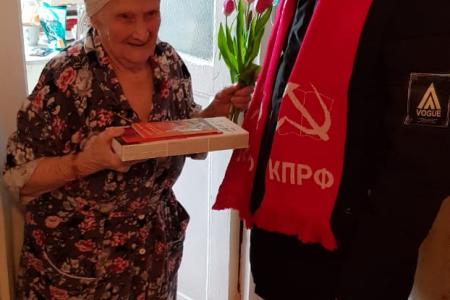Калужские коммунисты поздравили женщин-ветеранов  с праздником 8 Марта