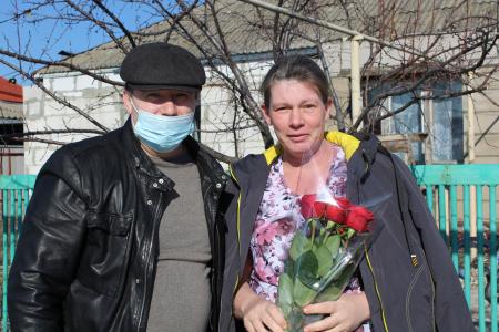 Воронеж. Помощник депутата Госдумы Сергея Гаврилова поздравил с 8 Марта многодетную маму