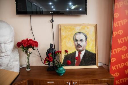 Кировские коммунисты возложили цветы к мемориальной доске В.М. Молотова