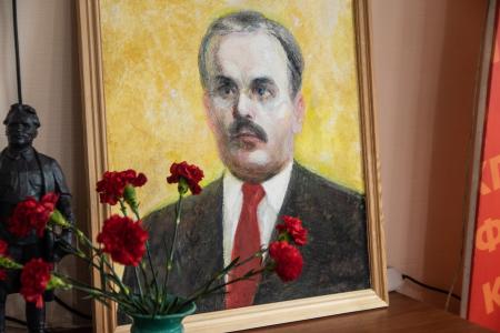 Кировские коммунисты возложили цветы к мемориальной доске В.М. Молотова