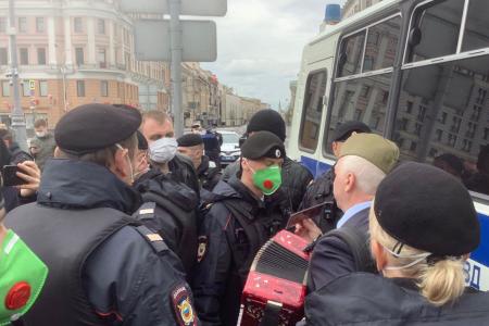 Руководитель фракции КПРФ в Мосгордуме Николай Зубрилин выиграл суд у полиции за задержание с гармонью в День Победы