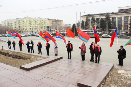 Сталинградские коммунисты провели акцию «Парад Союзных республик»