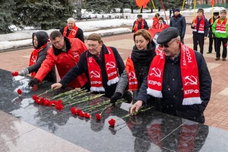 Курские коммунисты во главе с Н.Н. Ивановым почтили память Сталина и Героев Отечества