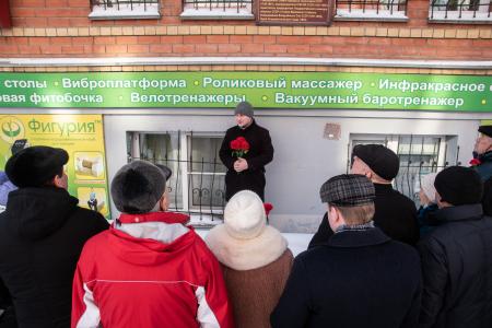 Кировские коммунисты возложили цветы к мемориальной доске В.М. Молотова