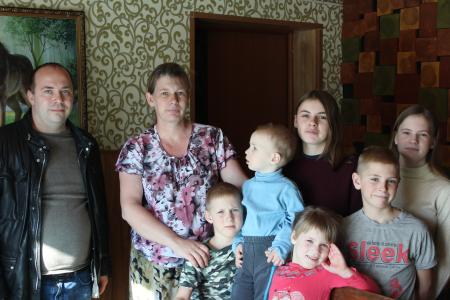 Воронеж. Помощник депутата Госдумы Сергея Гаврилова поздравил с 8 Марта многодетную маму