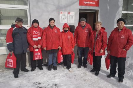 Свердловские коммунисты поздравили женщин с 8 марта