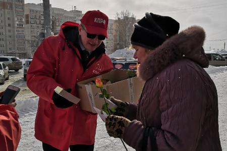 Кострома. Цветы от коммунистов для прекрасных дам