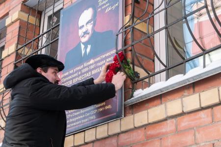 Кировские коммунисты возложили цветы к мемориальной доске В.М. Молотова