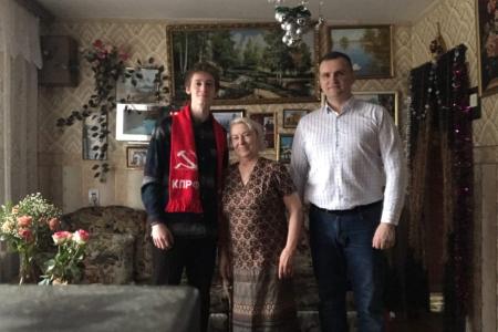 Калужские коммунисты поздравили женщин-ветеранов  с праздником 8 Марта