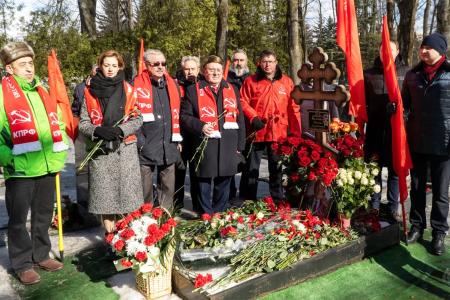Курские коммунисты во главе с Н.Н. Ивановым почтили память Сталина и Героев Отечества