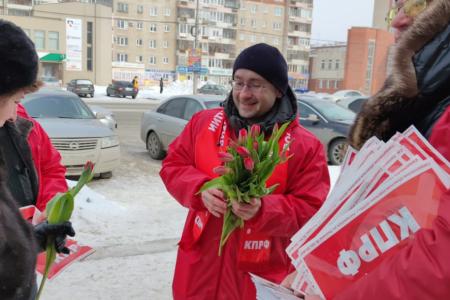 Свердловские коммунисты поздравили женщин с 8 марта