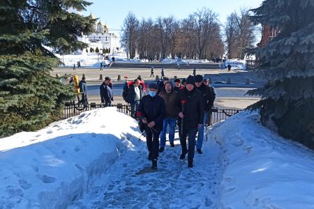 Коммунисты Владимирской области возложили цветы к памятнику В.И. Ленину
