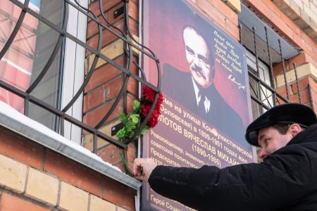 Кировские коммунисты возложили цветы к мемориальной доске В.М. Молотова