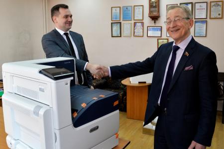 В.Г. Поздняков подарил принтер редакции газеты "Забайкальский рабочий"