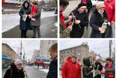 8-е марта в Саратове. Коммунисты поздравили женщин с праздником