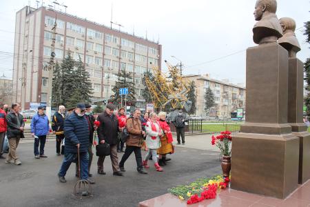 Крым. Коммунисты Симферополя чтят тех, кто покорял космос