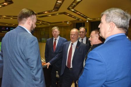 Лидер КПРФ Г.А. Зюганов посетил Центр управления полетами АО «ЦНИИмаш»