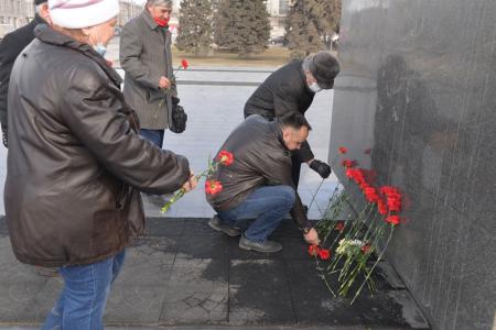 Новосибирцы возложили красные гвоздики к памятнику Ленину