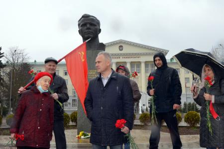 Ростовские коммунисты возложили цветы к бюсту  Ю.А. Гагарина