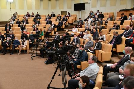 КПРФ в Госдуме провела парламентские слушания о законодательном регулировании в сфере здравоохранения
