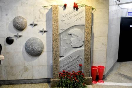 В Новосибирске Анатолий Локоть открыл мраморный барельеф Юрию Гагарину