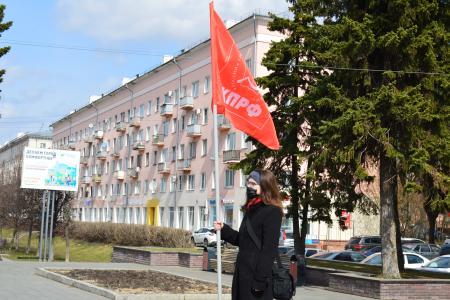 Ивановские коммунисты возложили цвету к памятнику Ленину