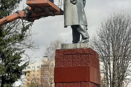 Чувашия. Комсомольцы отреставрировали памятник В.И. Ленину в Чебоксарах