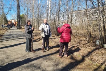 В Иваново коммунисты провели субботник на кладбище старых большевиков